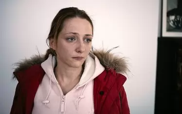 Младата театрална актриса Мартина Апостолова прави филмовия си дебют. 