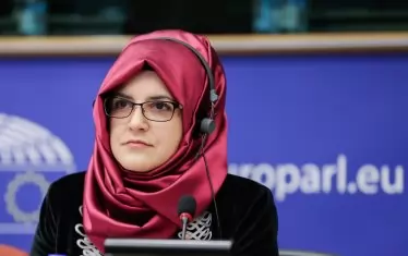  "Искам да знам кой нареди убийството на Джамал Хашоги... Надявам се, че истината ще излезе наяве някога", заяви годеницата му Хатидже Ченгиз в интервю за тв канала "Франс 24". 