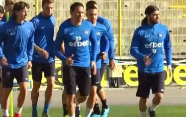 Защитниците Милош Цветкович (вдясно) и Живко Миланов (в средата) водят групата от играчи на "Левски", които тичат в минорно настроение.