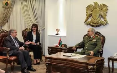  Генералният секретар на ООН Антонио Гутериш (вляво) лично разговаря с маршал Халифа Хафтар в Бенгази, но не постигна особен успех да спре новите кръвопролития. 