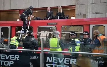  Над 300 екоактивисти
             са арестувани в Лондон