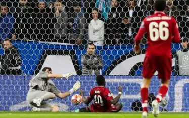 Сенегалецът Садио Мане (в средата) бележи първия гол за "Ливърпул" на реванша в Порто, с който на практика обезсмисли усилията на домакините да търсят заличаване на пасива от първия мач.