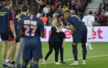 Деца на пожарникари, участвали при гасенето на пожара в катедралата "Нотр Дам", бяха поканени да излязат на терена на ст. "Парк де Пренс" преди двубоя с "Монако" и да се срещнат с футболистите. Сред най-търсените от малчуганите бе Килиан Мбапе (вдясно).