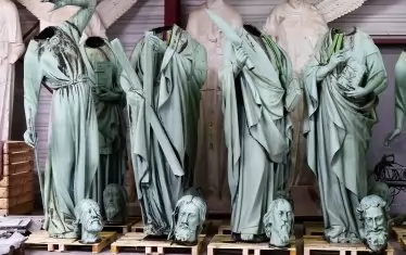  Статуите от кулата стрела на Нотр дам, които бяха свалени седмица преди пожара, се намират в работилница за рестраврация в Бордо.