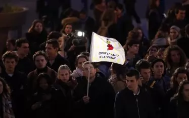  Ако може да се извлече нещо положително от пламъците на „Нотр Дам“, то е, че в среда на отново разпростиращ се национализъм, популизъм и откровен фашизъм, мнозинството в Европа показа, че носи обща европейска идентичност.