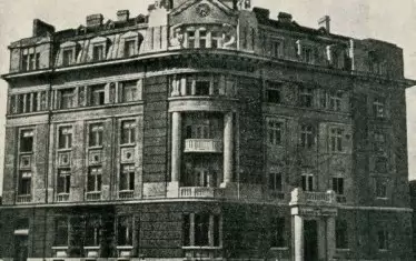  Търговска банка, наричана още Буровата банка, е на площад “Гарибалди”,