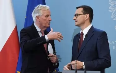  Европейският еврокомисар Мишел Барние (вляво) разговаря с полския премиер Матеуш Моравиецки във Варшава. 