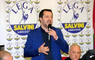 Италианският вътрешен министър
              ще гони и ромите от страната 