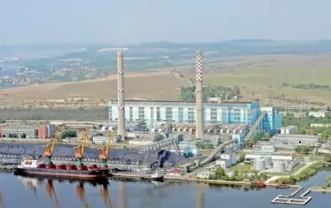  ТЕЦ "Варна" е втората по големина в България и на Балканите топлоелектрическа централа. Неин горд собственик е Ахмед Доган. Отпред е пристанището, което с държавна благословия ще отнеме бизнеса на държавното "Пристанище Варна".