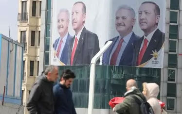 Президентът Ердоган и кандидат-кметът на Истанбул Йълдъръм побързаха да благодарят на избирателите в мегаполиса за подкрепата предварително с огромни плакати. След края на изборния ден, обаче, стана ясно, че опозицията е взела повече гласове от управляващата партия.  