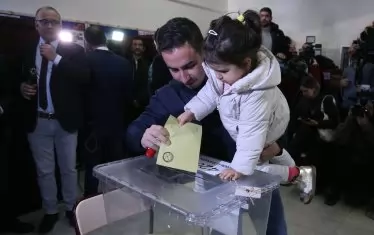 Малко над 84% от турските избиратели се явиха пред урните миналата неделя и макар косвено показаха недоволството си от управлението на Ердоган.