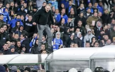 А един от ултрасите дори се качи върху тунела, през който футболистите се прибират в съблекалнята, и започна да скача по него, докато не го продъни и не пропадна в дупката.