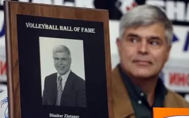 Златанов показва наградата, с която бе удостоен при приемането му в Световната волейболна зала на славата.