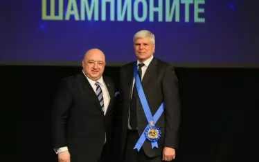 Бившият спортен министър Красен Кралев награждава Златанов по време на церемония "Нощ на шампионите".