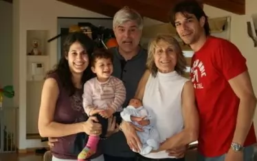 Фамилия Златанови - със съпругата си Мария, сина Христо, снаха си и двете си внучета.