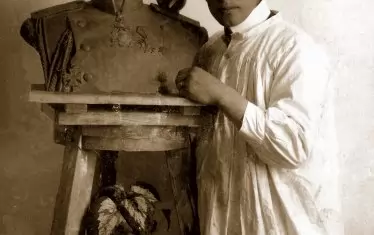 Кирил Шиваров моделира в ателието си бюст на генерал-майор Тодор Кантарджиев, 1916 г. 