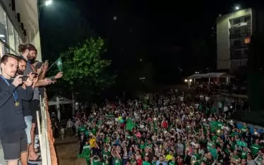  Баскетболистите приеха овации от терасата на читалището пред море от свои фенове.