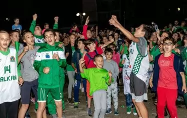  Най-щастливи бяха децата от баскетболната школа на ботевградския клуб. 