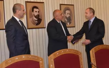  Президентът Румен Радев по времето, в което Борисов и Цветанов бяха заедно и не пропускаха да му обясняват къде му е мястото