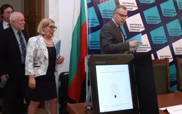 Машинното гласуване измества хартиените бюлетини. Хартиените бюлетини обаче ще се печатат, за да се използват, когато машините сдадат багажа.