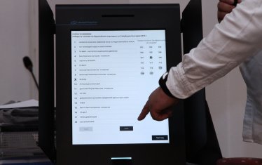 "Машините за гласуване се оказаха скъпоструващи играчки, които не доведоха до по-честни и организирани избори", твърдят управляващите като аргумент за премахването на машинното гласуване. Опозицията в лицето на БСП и ДПС ги контрира, че този вот няма как да бъде "купен", нито манипулиран.