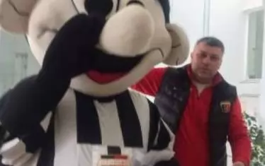 Узунов дори си бе сложил и маска на главата, когато влизаше при общинарите.