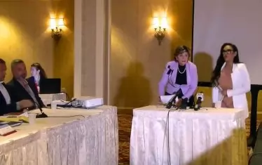  Дженифър Равало и адвокатката ѝ Виктория Олред (вляво) заемат местата си за изслушване от спортната комисия на щата Калифорния.