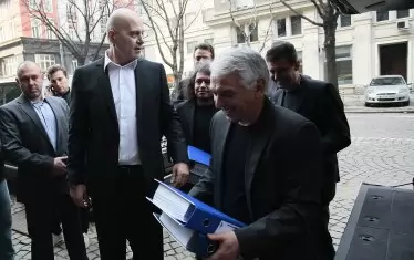 Слави Трифонов организира референдум, където българите поискаха субсидията да бъде намалена на 1 лв.