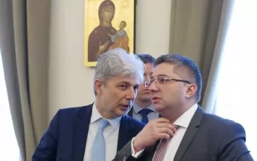 Кажи ми, Нанков, защо мен ме тричат, а тебе не?!