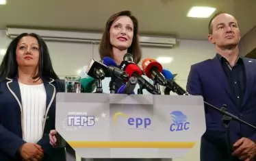  От тримата избрани за евродепутати с листата на ГЕРБ - Лиляна Павлова, Мария Габриел и Андрей Ковачев, само последният засега ще отиде в Европарламента. Ако междувременно не му намерят друга по-важна работа.