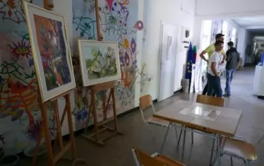 Коридорите на гимназията са като изложбена зала.