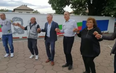  Докато Борисов обикаля неуморно страната, Цветанов кротко тропа хорце.