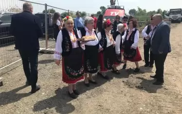 Премиерът навсякъде е посрещан с дарове в очакване на дарове.