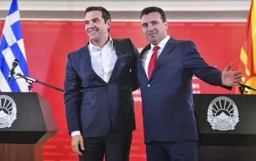 Зоран Заев и Алексис Ципрас постигнаха историческо споразумение за решаването на мъчително дългия и безсмислен конфликт около името на бившата югорепублика. 