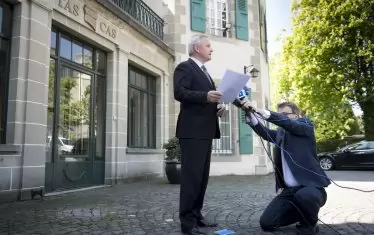 Генералният секретар на CAS Матийо Рееб чете публично решението на съда по жалбата на Кастер Семеня срещу IAAF.