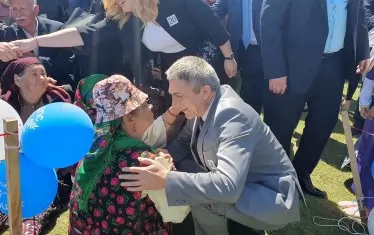  Водачът на листата на ДПС Мустафа Карадайъ обикаля страната в опит да спечели избиратели, макар да няма намерение да ходи в Брюксел. 