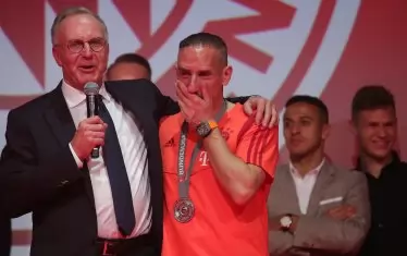 Председателят на борда на директорите на "Байерн" Карл-Хайнц Румениге е прегърнал ридаещия Франк Рибери по време на шампионското парти на мюнхенския гранд. Французинът напуска клуба след 12 сезона с червената фланелка (2007-2019), в които спечели рекордните за един играч 9 титли на Германия.