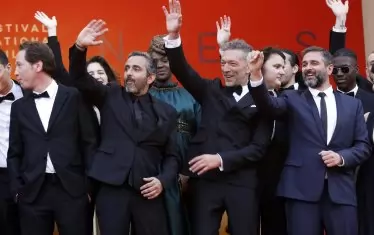  Звезди блестяха и на тазгодишния Кан, Венсан Касел (вторият отдясно) поздрави публиката заедно с известни колеги.