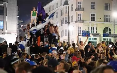 А в столицата Хелзинки и в други финландски градове хората празнуваха през нощта по улиците.