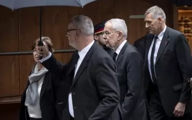 Президентът на Австрия Александер ван дер Белен (в средата) бе най-височайшият гост на церемонията в памет на Ники Лауда.