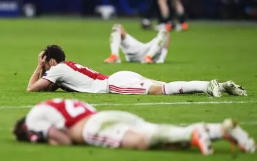 Футболистите на "Аякс" рухнаха на терена след третото попадение на Моура и не успяха да се концентрират за оставащите секунди до края на мача.