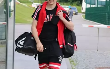 Вратарят на "Лудогорец" Пламен Илиев пристига в слънчево настроение и лятно облекло на сбора.