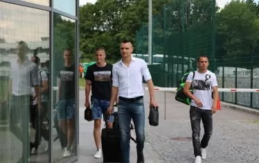 Двама от футболистите на "Черно море", които бяха набъркани в скандала с полиграфа - Георги Илиев (вдясно) и Виктор Генев (в средата), се присъединяват към националите, заедно с 18-годишния си съотборник във варненския отбор Мартин Минчев (вляво).