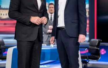 Австрийският канцлер Себастиан Курц (вдясно) явно вярваше, че може спокойно да управлява с Партията на свободата на Щрахе (вляво).