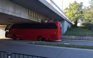 Македонски автобус се заклещи под мост в Пловдив