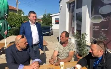 И царедворците тия дни са сред хората. Снимка: Фейсбук