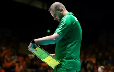 Селекционерът Иван Петков обмисля стратегията по време на двубоя срещу Полша.