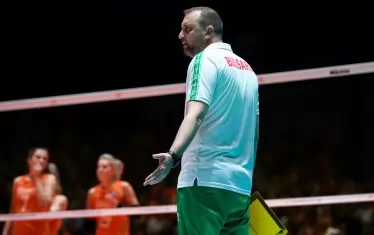 Селекционерът Иван Петков недоумява от играта на избраничките си в момент от двубоя срещу холандките.