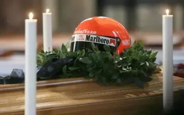 Състезателният шлем на Ники Лауда беше поставен върху ковчега на австриеца.