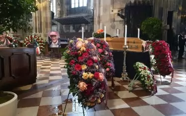 Ковчегът на трикратния световен шампион във Формула бе отрупан с венци и цветя.